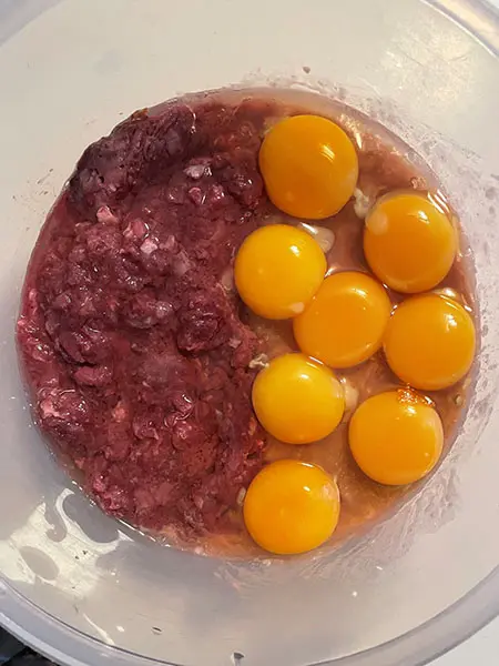 Astia, jossa pannukakussa käytettäviä lihoja sekä 8 kananmunaa