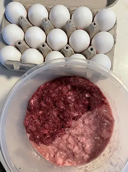 Kananmunakenno sekä astia, jossa pannukakussa käytettäviä lihoja