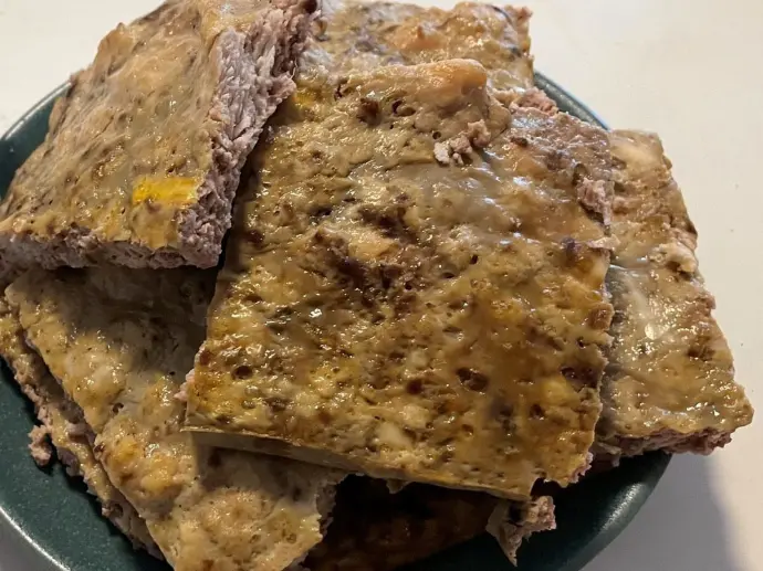 Valmiita pannukakun paloja lautasella
